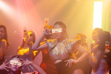 Gece kulübünde DJ 'in müziğiyle dans eden tekno dansçı.