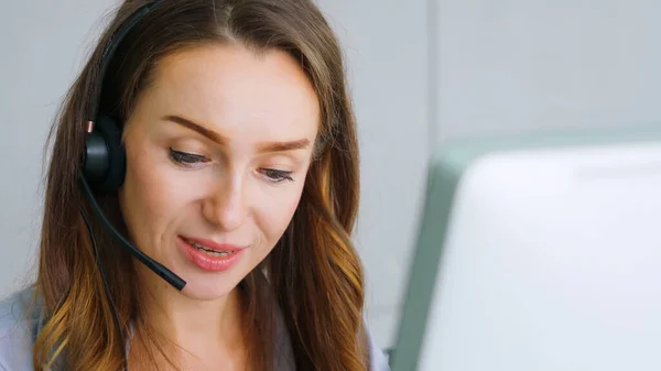 Business people wearing headset working in office — Stock Photo, Image