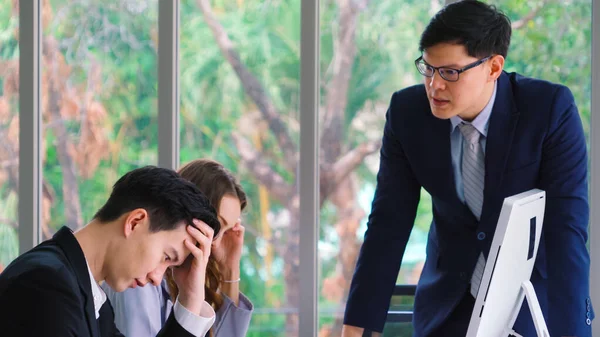 Problema de trabalho de disputa de pessoa de negócios com raiva em reunião de grupo — Fotografia de Stock