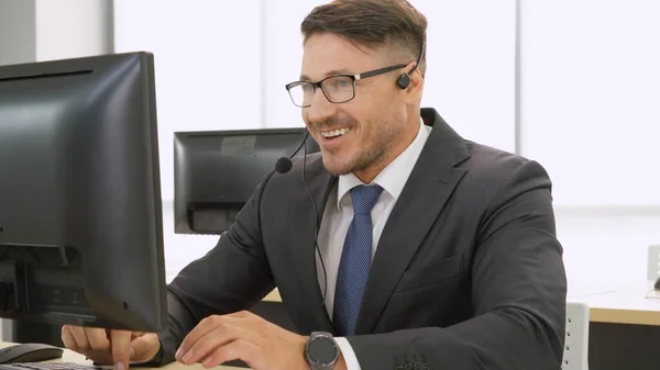 Geschäftsleute mit Headset arbeiten im Büro — Stockfoto