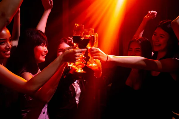 Jóvenes celebrando una fiesta, beber y bailar — Foto de Stock