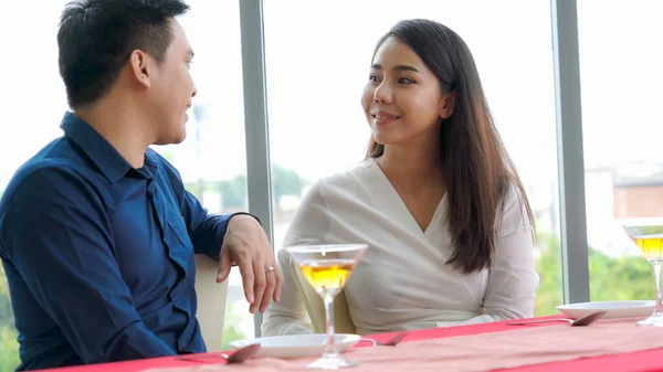 Glückliches romantisches Paar beim Mittagessen im Restaurant — Stockfoto