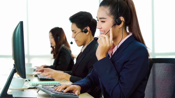 Geschäftsleute mit Headset arbeiten im Büro — Stockfoto