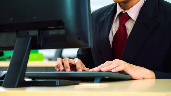 Affärsmän som bär headset och arbetar på kontoret — Stockfoto