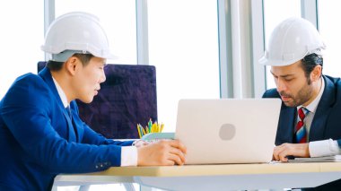 Mühendis ve mimar ofis masasında buluşuyor.