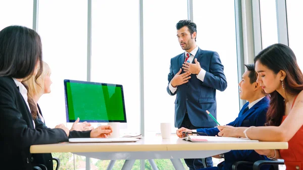 Les gens d'affaires dans la salle de conférence avec écran vert — Photo