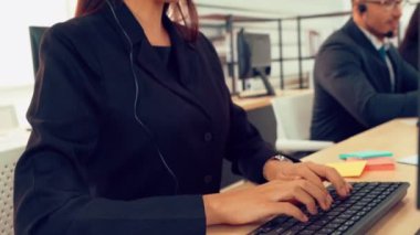 Ofiste çalışan kulaklık takan iş adamları.