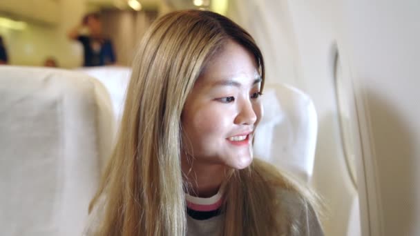 Mutlu Asyalı kadın uçakla seyahat ediyor. — Stok video