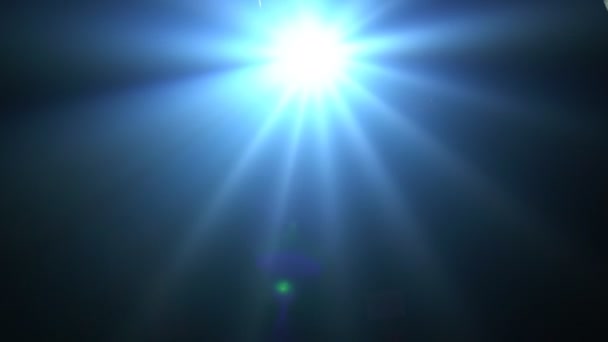 Точкове світло для дискотеки або концерту, що сяє прямо до камери — стокове відео