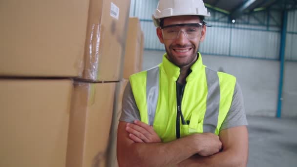 Profesionální průmyslový pracovník zblízka portrét v továrně nebo skladu — Stock video