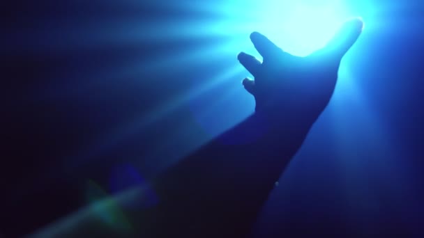 Рука тянется, чтобы покрыть блестящими пятна света — стоковое видео