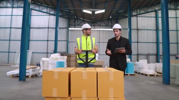 Trabajadores de la fábrica entregan paquetes de cajas en un carro de empuje en el almacén . — Vídeo de stock
