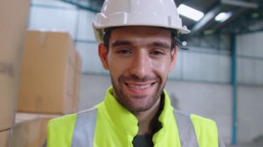 Profesyonel sanayi işçisi fabrikada ya da depoda portre kapatıyormuş.