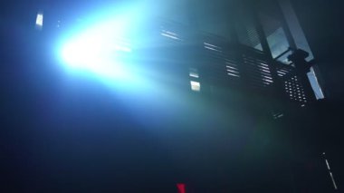 Disko için spot ışığı ya da kameraya doğru parlayan konser ışığı