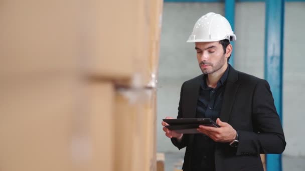 Werksleiter mit Tablet-Computer im Lager oder Werk — Stockvideo