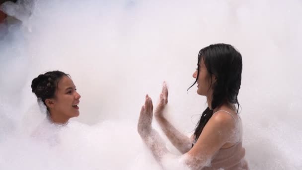Flicka leker i bubbelpool med nöje och glädje — Stockvideo