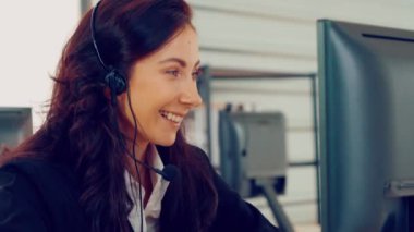 Ofiste çalışan kulaklık takan iş adamları.