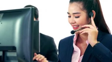 Ofiste çalışan kulaklık takan iş adamları.