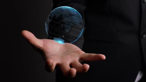 Mano humana sosteniendo tierra globo tecnología holográfica — Vídeo de stock