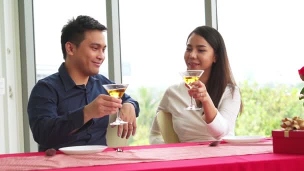 Счастливая романтическая пара обедает в ресторане — стоковое видео
