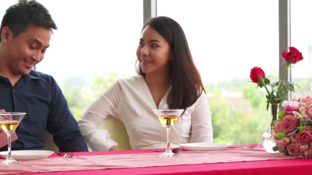 Romantiskt par ger gåva till älskare på restaurang — Stockvideo