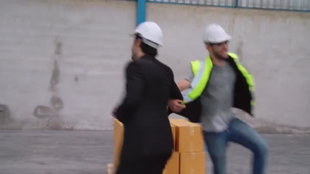 Funny trabajadores de fábrica bailan en la fábrica — Vídeos de Stock