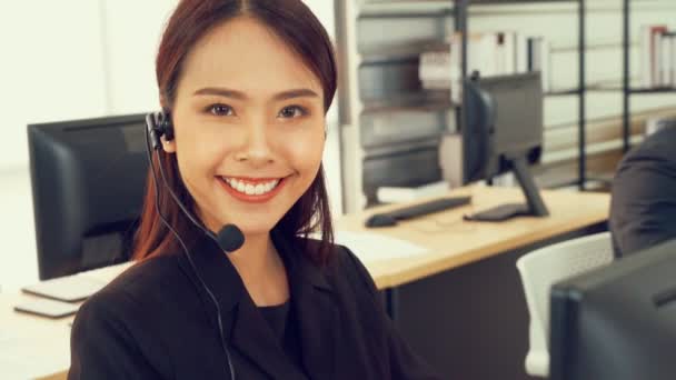 Gente de negocios con auriculares trabajando en la oficina — Vídeos de Stock