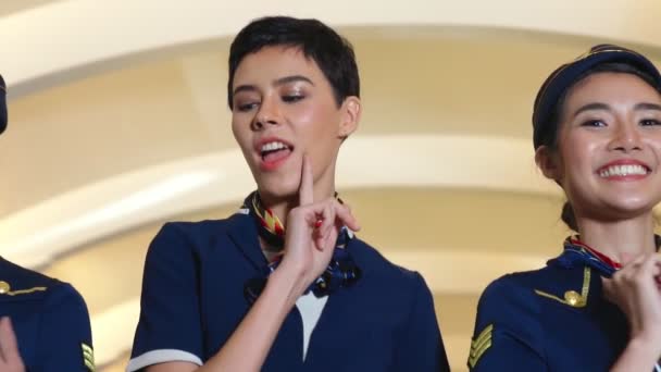 Equipe de cabine dançando com alegria no avião — Vídeo de Stock