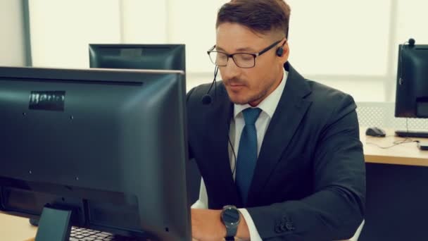 Gente de negocios con auriculares trabajando en la oficina — Vídeo de stock