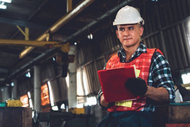 İş prosedürü kontrol listesi için pano ile çalışan imalat işçisi .