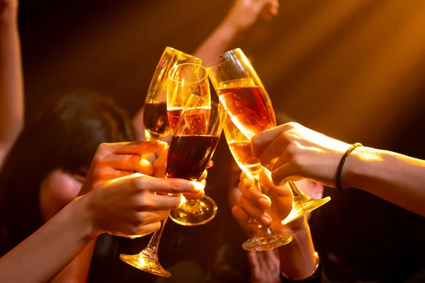 Grupo de pessoas brindam a bebidas na festa no clube de dança — Fotografia de Stock