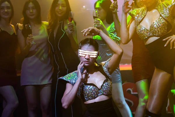 Techno dançarina no clube noturno dançando ao ritmo da música de DJ — Fotografia de Stock
