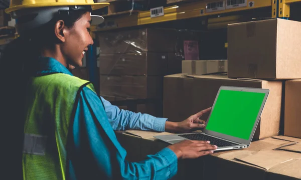 Computador com tela verde na sala de armazenamento do armazém — Fotografia de Stock