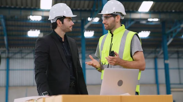 Dois trabalhadores da fábrica que trabalham e discutem o plano de fabricação na fábrica . — Fotografia de Stock