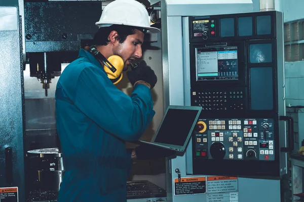 Trabalhador ou engenheiro da fábrica inteligente faz o trabalho da máquina na oficina de fabricação — Fotografia de Stock