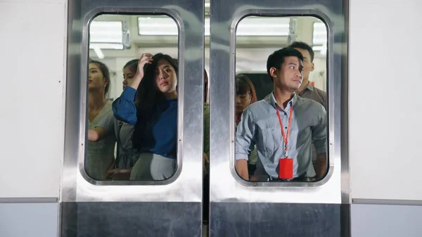 Folle di persone su un affollato treno pubblico della metropolitana viaggia — Foto Stock