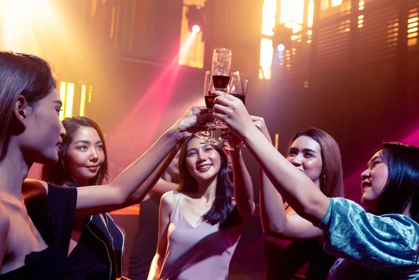 Jóvenes celebrando una fiesta, beber y bailar — Foto de Stock
