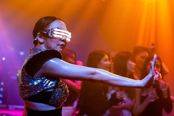 Techno danser in nachtclub dansen op de beat van muziek van DJ — Stockfoto