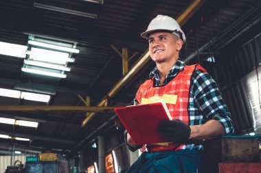 İş prosedürü kontrol listesi için pano ile çalışan imalat işçisi .