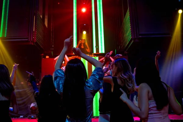 사람들 이 디스코 나이트 클럽에서 디제이 가 무대에서 하는 음악을 들으며 춤을 추고 있습니다 — 스톡 사진