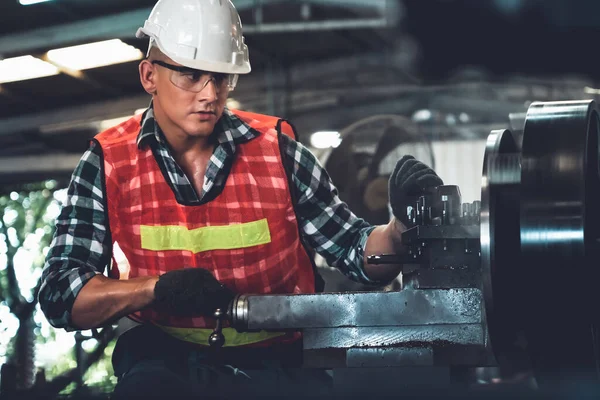 Умный рабочий завода или инженер выполняют машинную работу в производственном цехе — стоковое фото