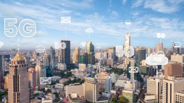 Bağlantı ağını gösteren, küreselleşme soyut grafiğine sahip akıllı dijital şehir