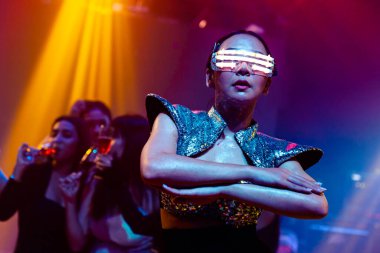 Gece kulübünde DJ 'in müziğiyle dans eden tekno dansçı.