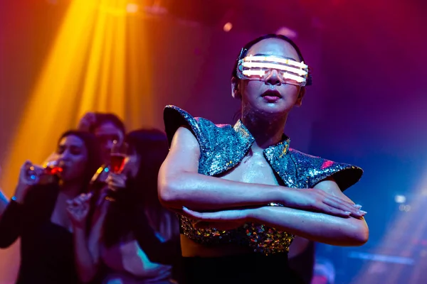 Bailarina Tecno en discoteca bailando al ritmo de la música de DJ — Foto de Stock