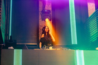 DJ disko gece kulübünde tekno müzik eşliğinde sahnede.