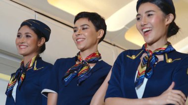 Kabin ekibi uçakta neşeyle dans ediyor.