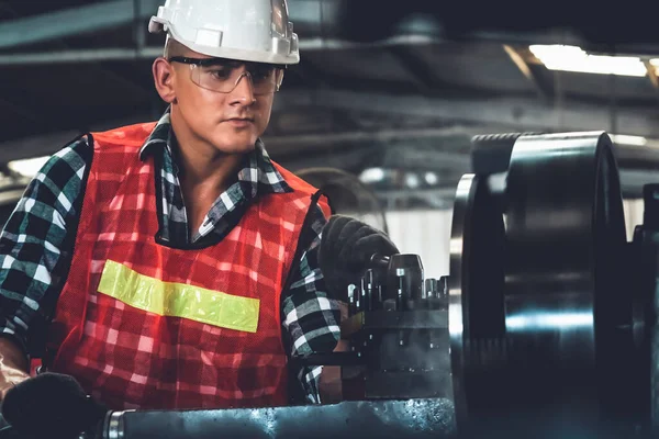 Trabajador o ingeniero de fábrica inteligente hace trabajo de máquina en un taller de fabricación — Foto de Stock