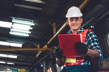 İş prosedürü kontrol listesi için pano ile çalışan imalat işçisi .