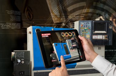 Mühendis akıllı fabrika üretim hattında artırılmış gerçeklik yazılımı kullanıyor