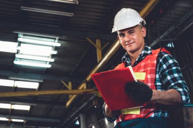 İş prosedürü kontrol listesi için pano ile çalışan imalat işçisi .